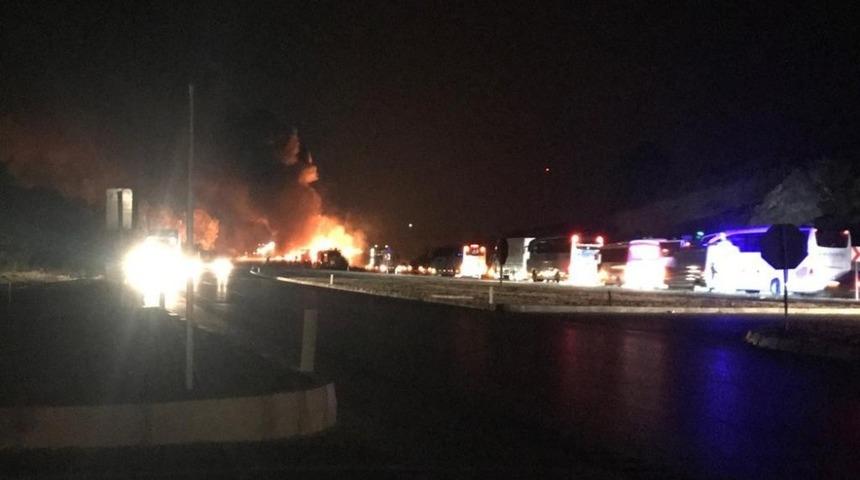 Motor yağı y&uuml;kl&uuml; tır alev alev yandı