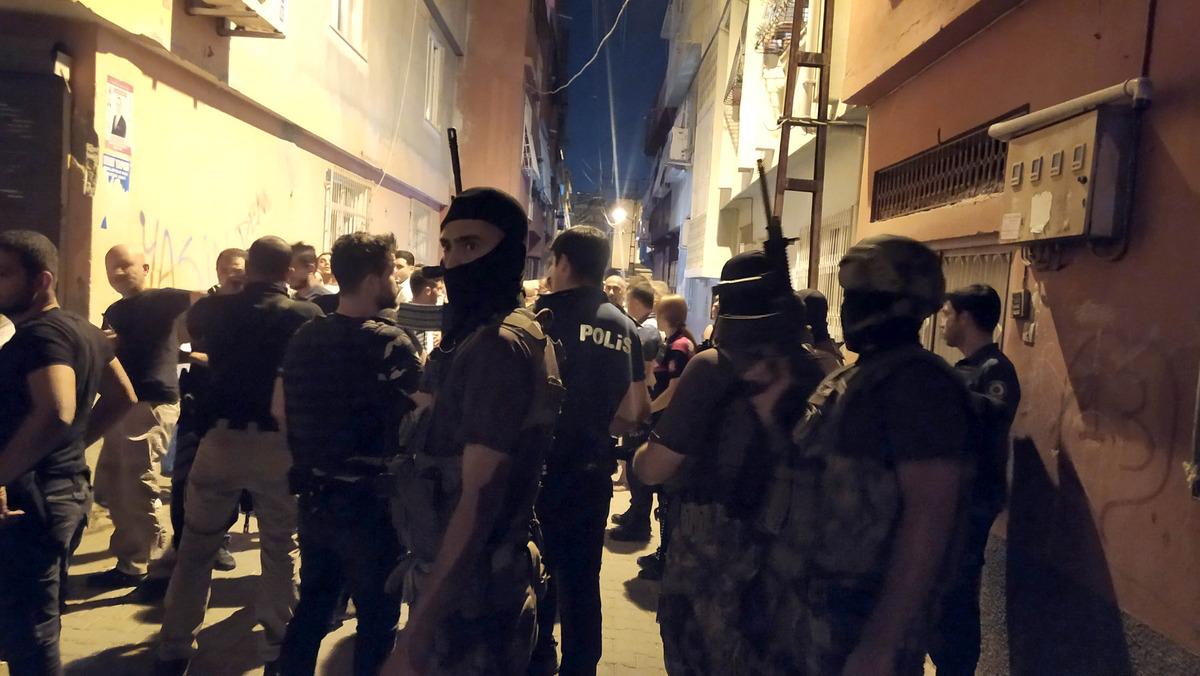 Taciz iddiası mahalleyi karıştırdı, polis biber gazıyla m&uuml;dahale etti