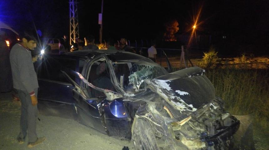 Kamyonetle otomobil çarpıştı: 4 yaralı