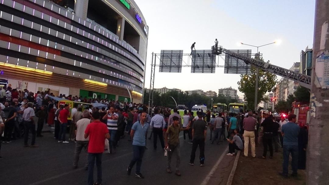 Diyarbakır&rsquo;da intihar girişimini sosyal medyada canlı yayınladılar