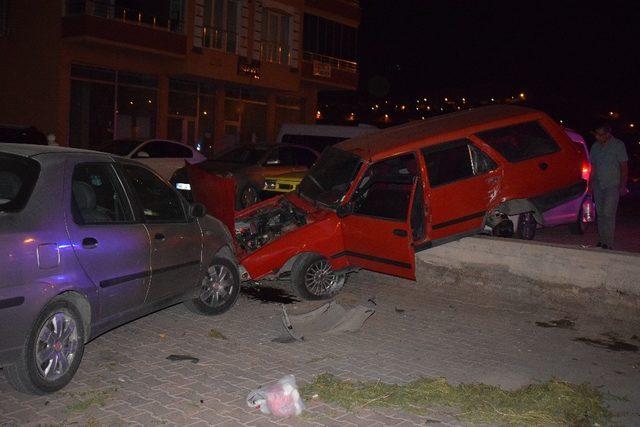 Malatya’da otomobil park halindeki araçların üzerine uçtu: 1 yaralı