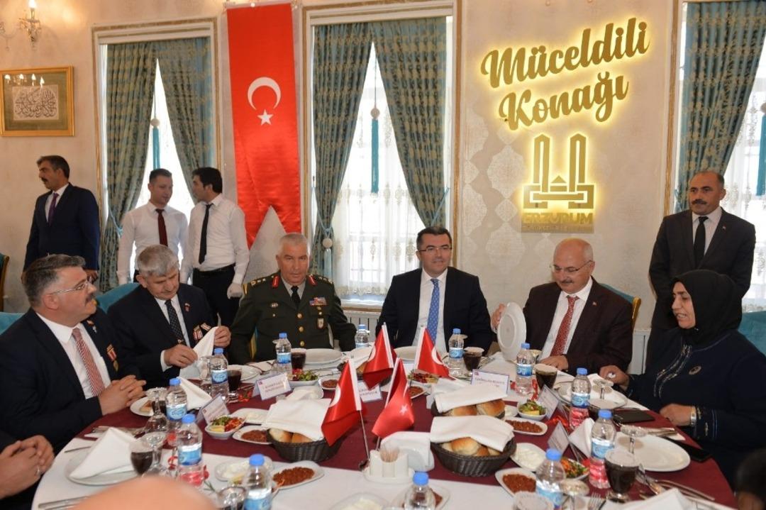 Vali Memiş, şehit aileleri, gaziler ve gazi aileleri onuruna yemek verdi