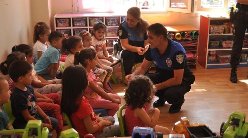 Toplum destekli polislerden &ccedil;ocuklara hediye