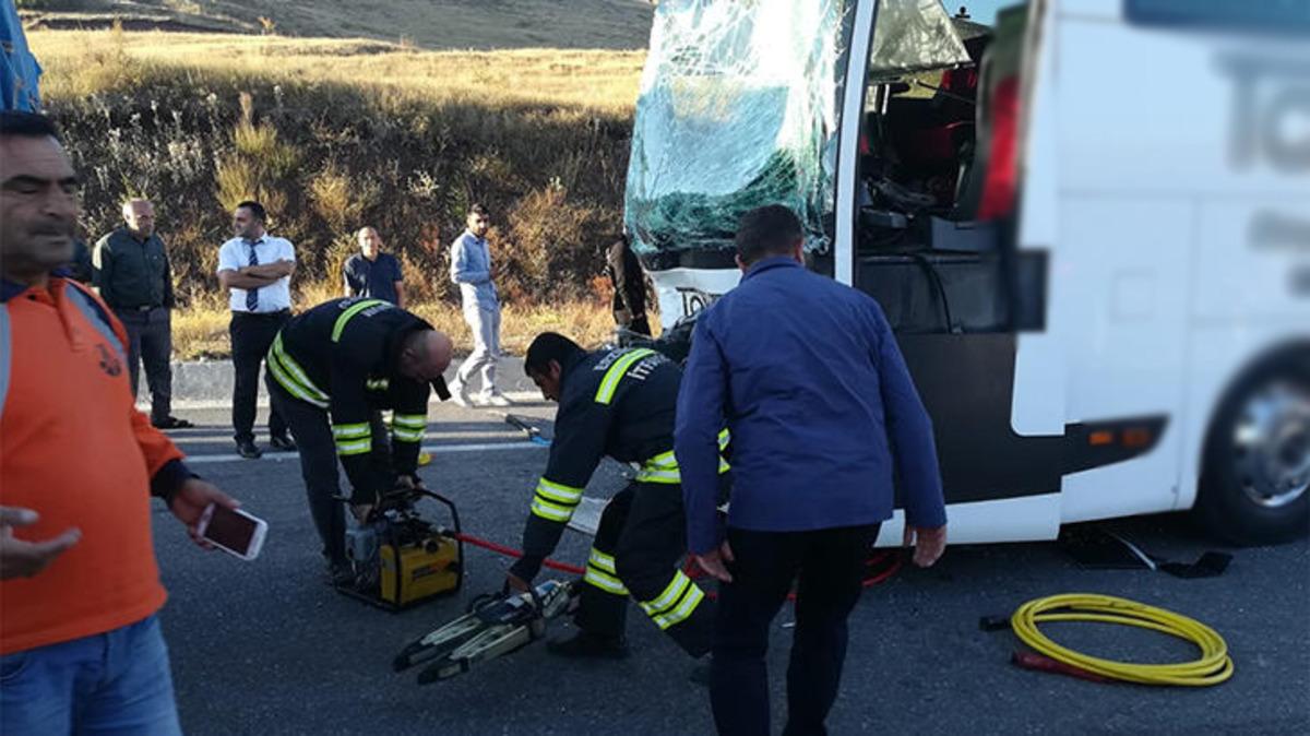 Yolcu otob&uuml;s&uuml; ile tır &ccedil;arpıştı! Yaralılar var