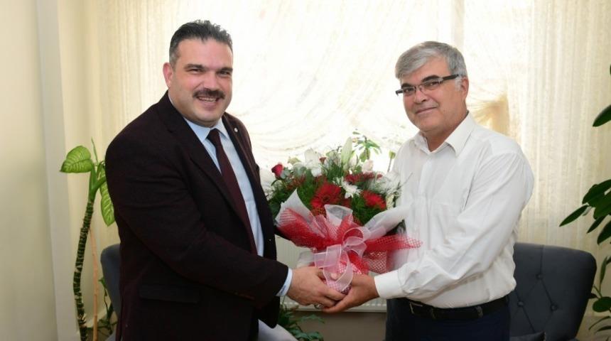 Rekt&ouml;r &Ccedil;omaklı, Gazi Polis Nazif &Ouml;zer&rsquo;i ziyaret etti