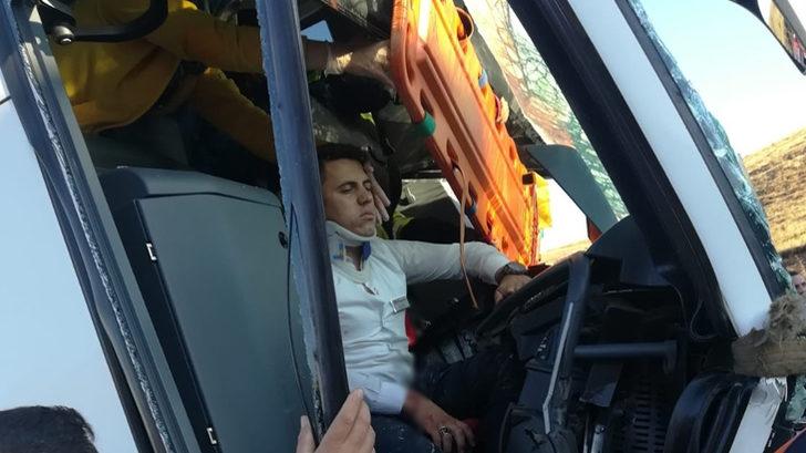 Yolcu otobüsü ile tır çarpıştı! Yaralılar var G2