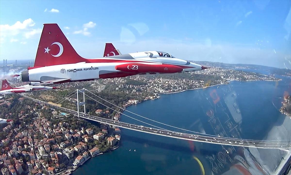 T&uuml;rk Yıldızları'nın İstanbul Boğazı'ndaki g&ouml;steri u&ccedil;uşunun kokpit i&ccedil;i g&ouml;r&uuml;nt&uuml;leri yayınlandı
