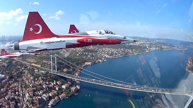 Türk Yıldızları'nın İstanbul Boğazı'ndaki gösteri uçuşunun kokpit içi görüntüleri yayınlandı