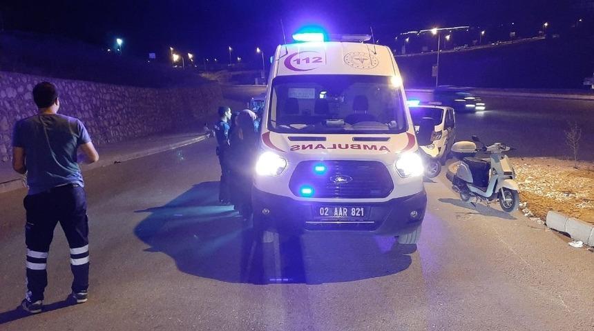 Motosiklet devrildi: 2 yaralı