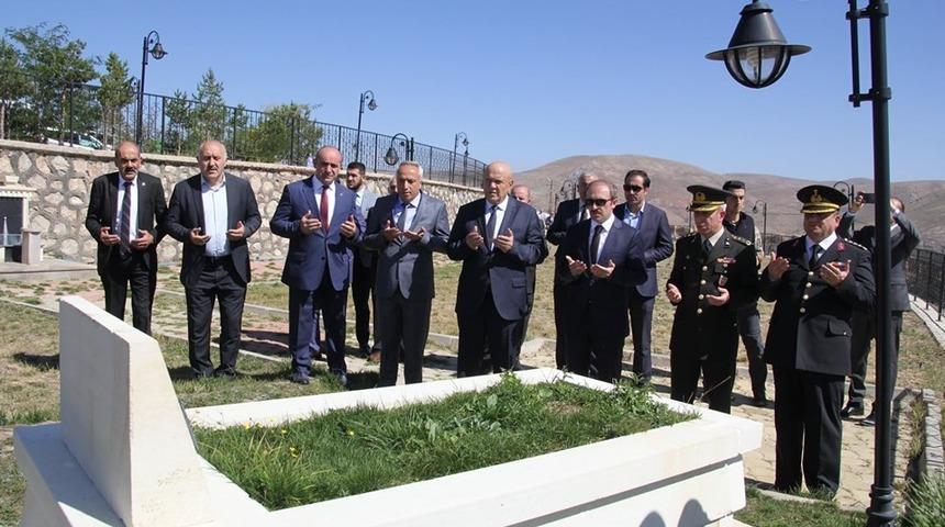 Bayburtlu Şehit T&uuml;rkoğlu kabri başında anıldı