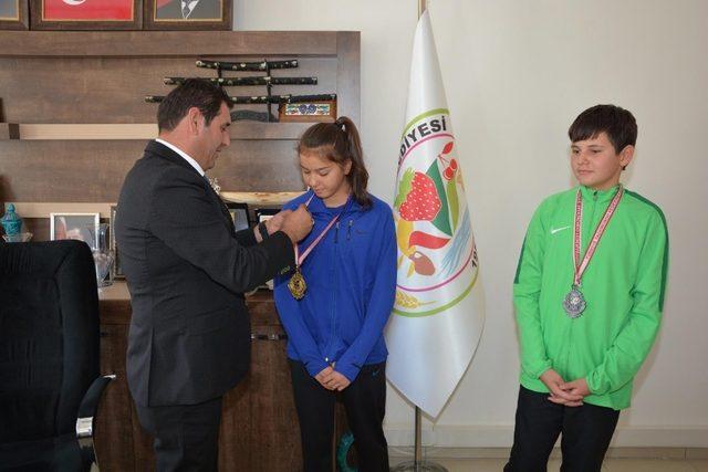 Başkan Çiğdem, şampiyon tekvandocuları altınla ödüllendirdi