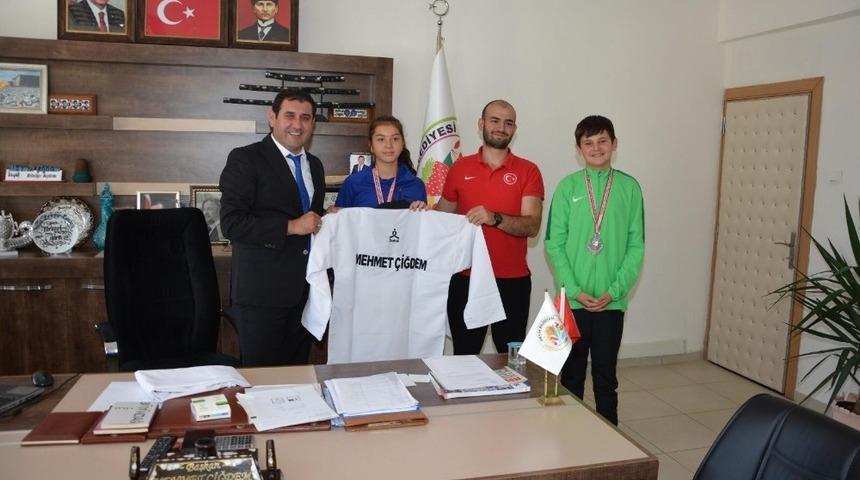 Başkan &Ccedil;iğdem, şampiyon tekvandocuları altınla &ouml;d&uuml;llendirdi