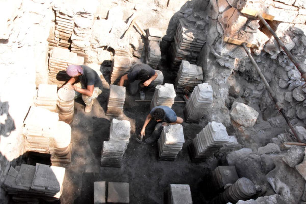 Myra-Andriake kazılarında Batı Hamamı g&uuml;n ışığına &ccedil;ıkarıldı: Belgelerle belirlemiş olduk