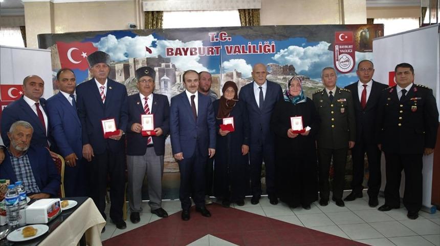 Kıbrıs Barış Harek&acirc;tına katılan 81 kahraman gaziye Milli M&uuml;cadele Madalyası ve beratı takdim edildi