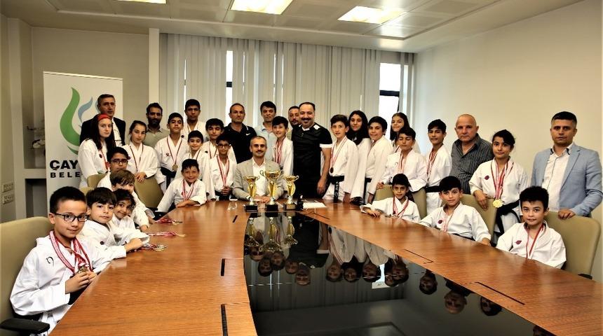 Başkan &Ccedil;ift&ccedil;i, şampiyon sporcuları ağırladı