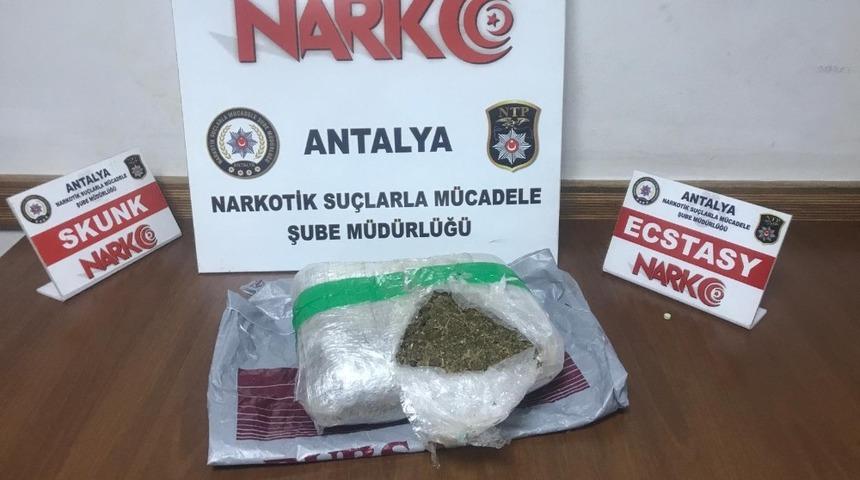 Motosikletli ş&uuml;pheli uyuşturucu ile yakalandı