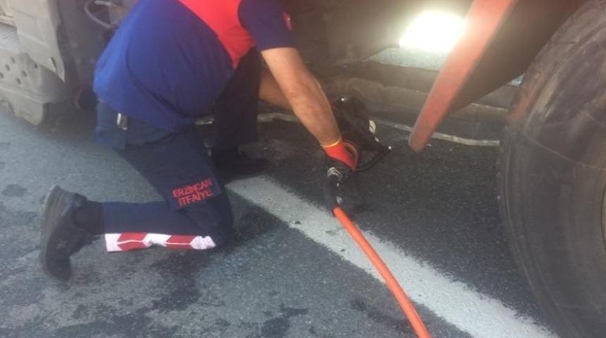 Bariyerlere sıkışan kamyon itfaiye tarafından kurtarıldı
