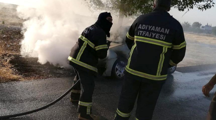 Park halindeki otomobil yandı