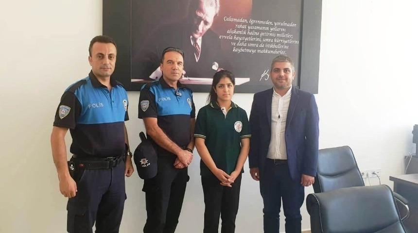 Okula gitmek isteyen kız öğrenciye polisler sahip çıktı