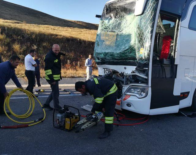 Yolcu otobüsü, TIR'a çarptı: 14 yaralı