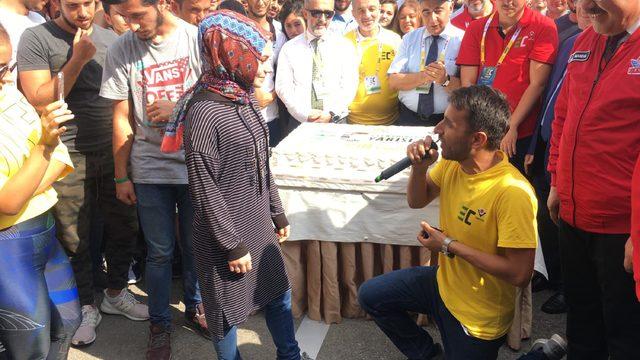 Yarış pistinde evlilik teklifi