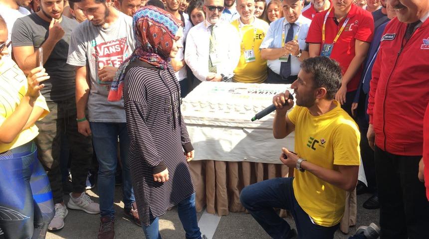 Yarış pistinde evlilik teklifi