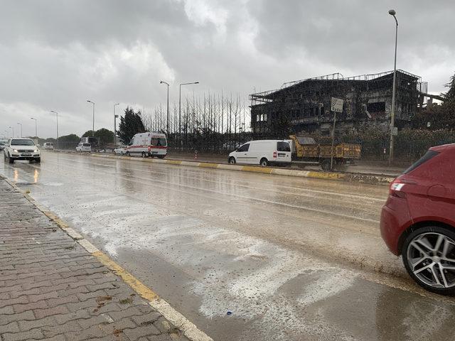 Tuzla'da yanan fabrika çevresinde yağmur tedirginliği (1)