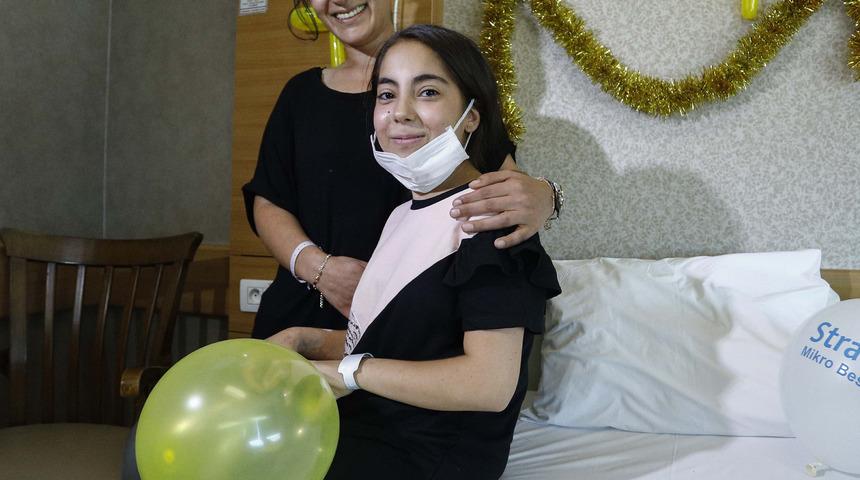 Doğum g&uuml;n&uuml;nde annesinin b&ouml;breğiyle hayata tutundu