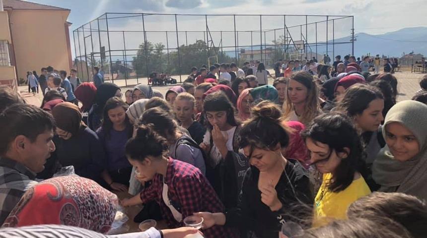 &Ouml;ğrencilerden aşure ikramı