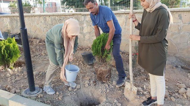 Yeni eğitim yılına ağaç dikerek başladılar