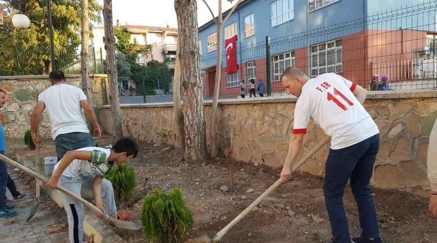 Yeni eğitim yılına ağaç dikerek başladılar