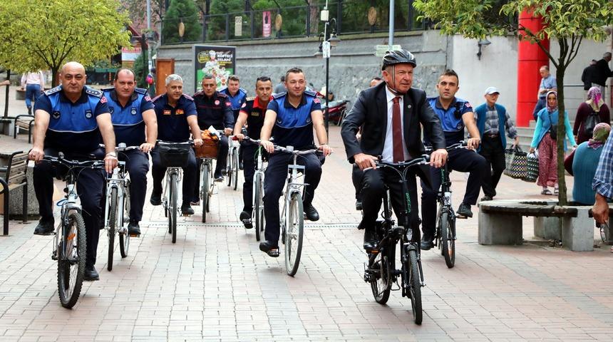 &Ccedil;aycuma'da başkan ve belediye &ccedil;alışanları bisikletle işe geldi