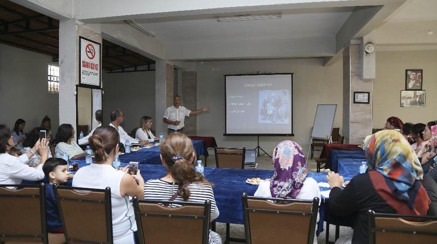 Efeler&rsquo;de annelere teknoloji bağımlılığı anlatılıyor