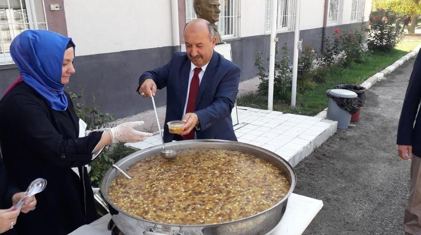 K&uuml;tahya &Ccedil;inikent &Ouml;zel Eğitim Okulu&rsquo;nda aşure etkinliği