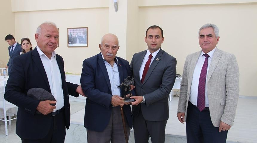 Gazilere ve şehit babasına ’Baba-oğul’ plaketi