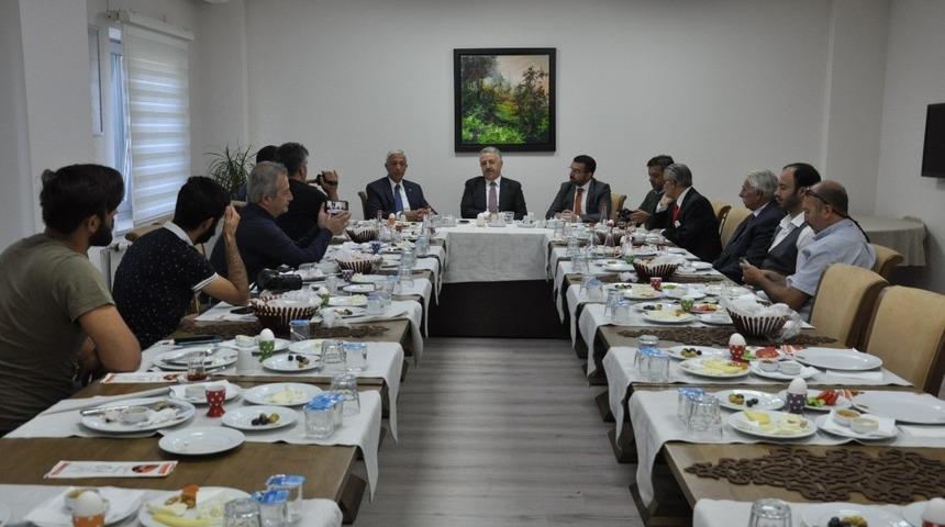 AK Parti Kars milletvekilleri basınla buluştu