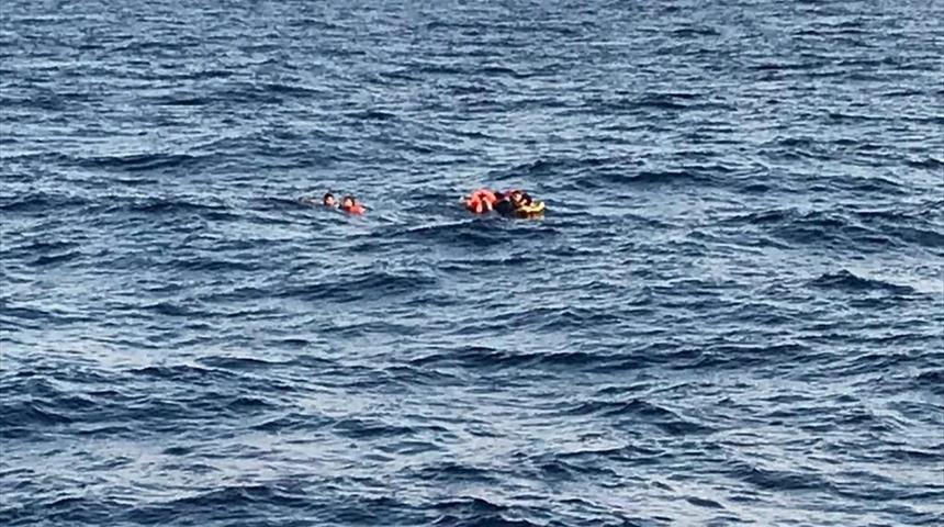 Son dakika: Bodrum a&ccedil;ıklarında ka&ccedil;ak g&ouml;&ccedil;menleri taşıyan bot battı! Kayıp bebek aranıyor