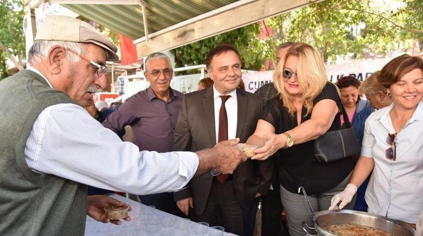 Başkan Şahin&rsquo;den kadınlara aşure ikramı