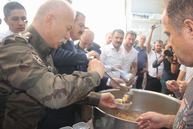 Hakkari polisinden 3 bin kişiye aşure