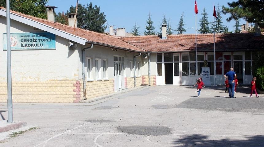 Veliler &lsquo;İlkokul yıkılacak&rsquo; iddiası ile Valiliğe koştu