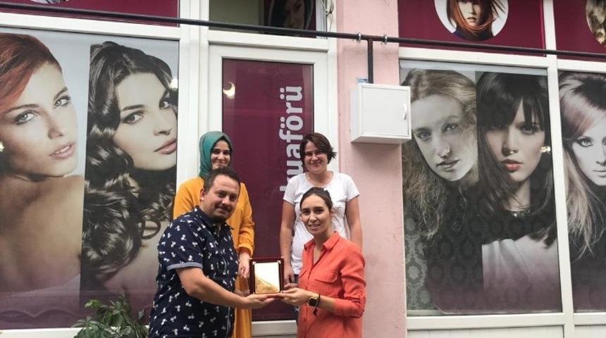 İhtiya&ccedil; sahibi &ouml;ğrencilerin sa&ccedil;ını &uuml;cretsiz kesti