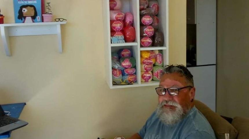 O hastalığa dikkat çekmek için örme bebek yapan adam!