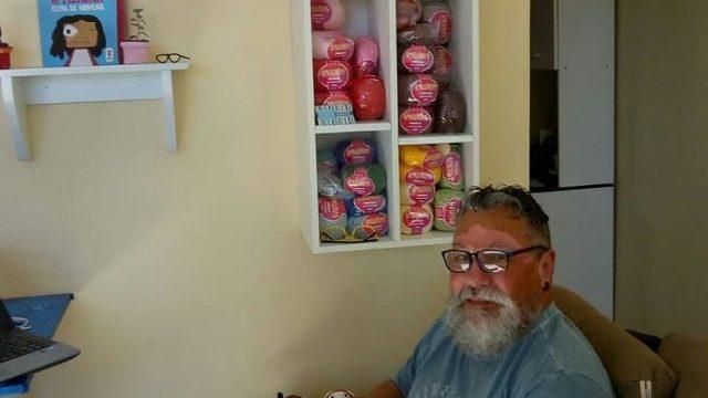 O hastalığa dikkat çekmek için örme bebek yapan adam!