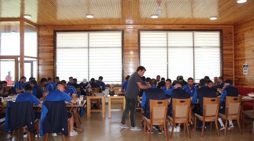 Yenice Belediye Başkanı  &Ccedil;aylı&rsquo;dan Karab&uuml;kspor&rsquo;a moral kahvaltısı