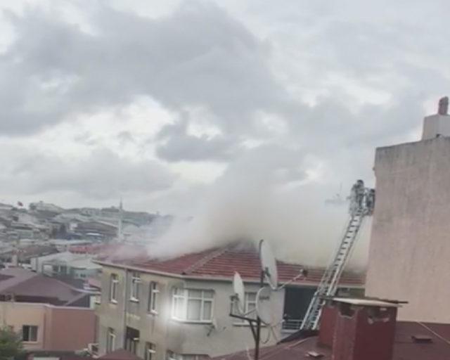 Güngören'de 5 katlı binanın çatısı alev alev yandı (geniş haber) 