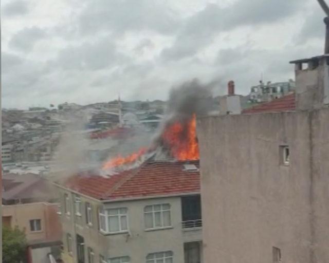 Güngören'de 5 katlı binanın çatısı alev alev yandı (geniş haber) 