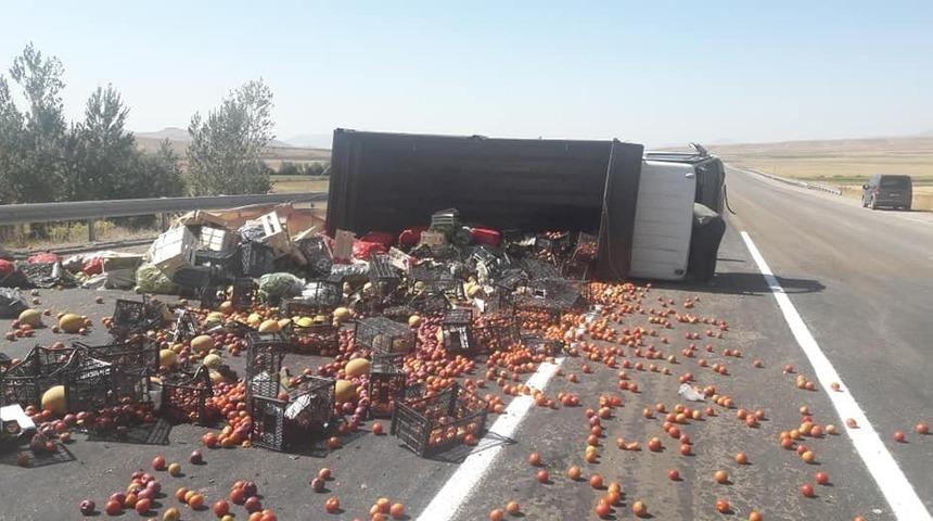 Sebze meyve y&uuml;kl&uuml; kamyon devrildi