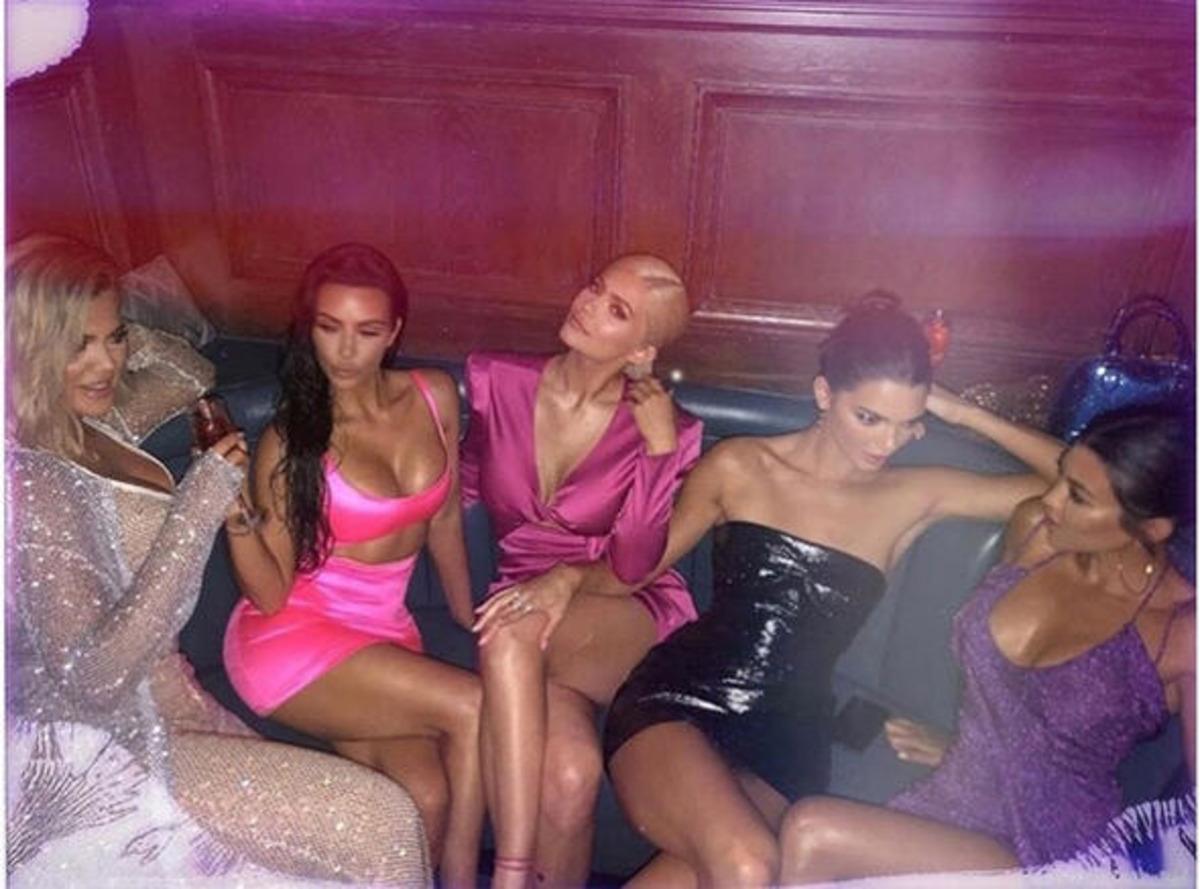 Kardashian- Jenner kızları Brad Pitt y&uuml;z&uuml;nden birbirine girdi!