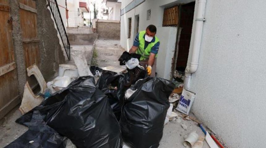 Ankara'da 2 evden 45 ton çöp çıkartıldı