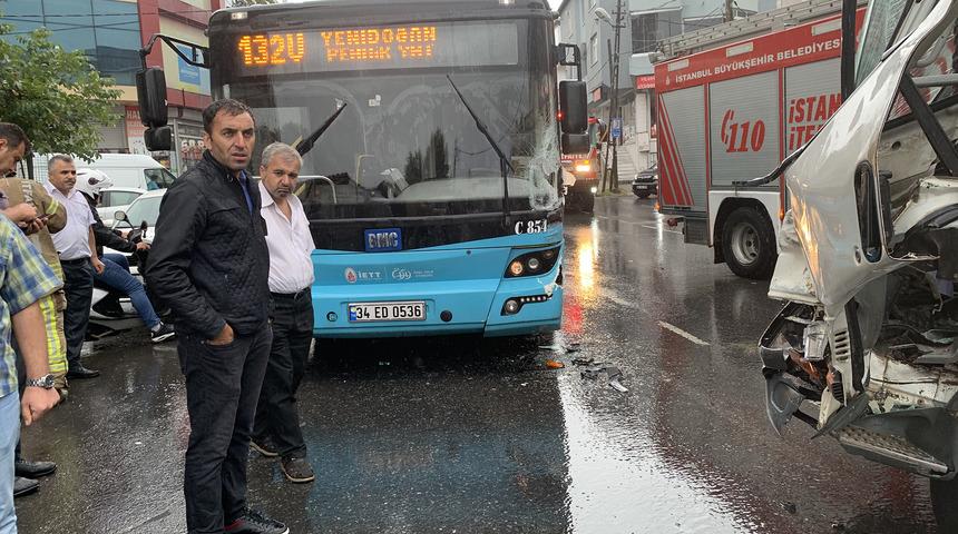 Sultanbeyli'de kamyonet ile özel halk otobüsü çarpıştı